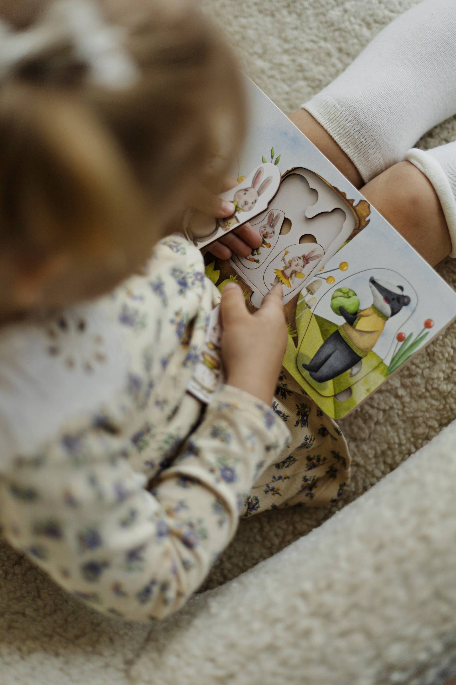 Medinė sluoksniuota dėlionė „Kiškių šeima“